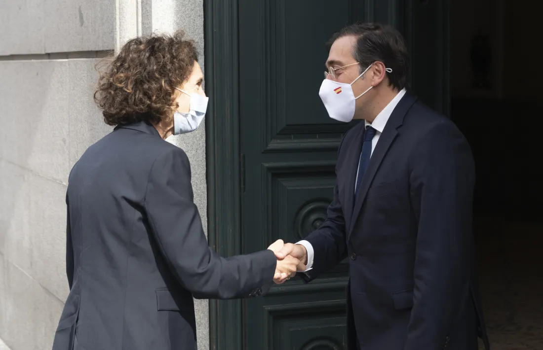 La ministra d'Afers Exteriors, Maria Ubach, dona la mà al seu homòleg, José Manuel Albares.
