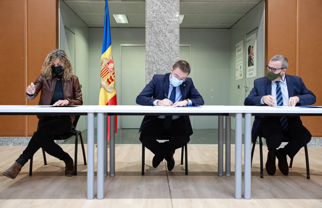 Santuré, León i París en el moment de signar el conveni.