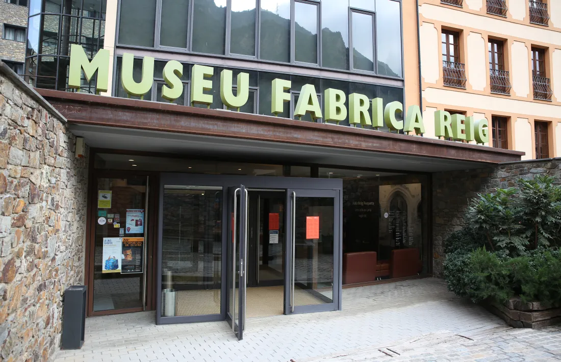 La Fàbrica Reig va obrir el 2003 com a Museu del Tabac a les antigues instal·lacions tabaqueres de la família, en actiu entre el 1909 i el 1957. 