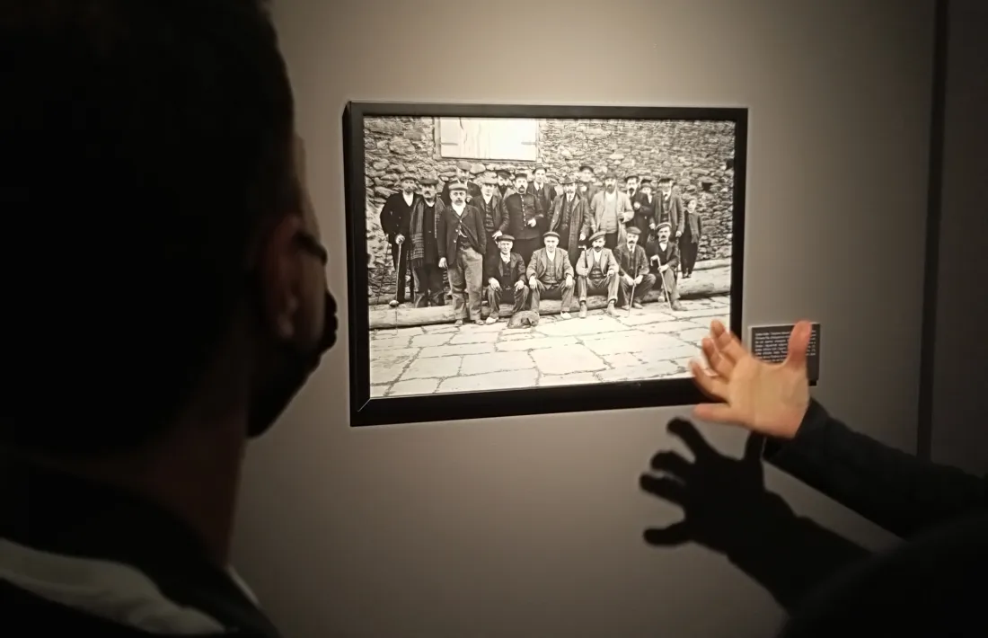Visita de Valls Taberner, al centre de la imatge i envoltat de lauredians, entre els quals Francesc Cairat.