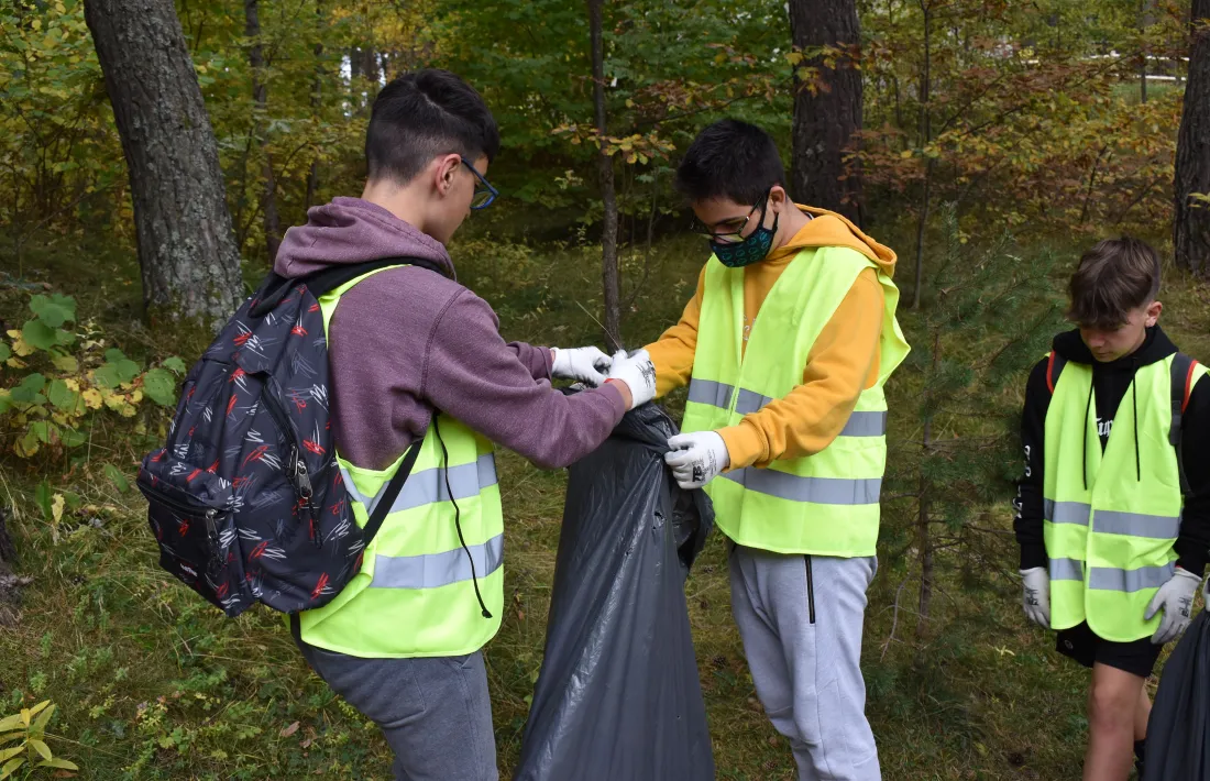 Infants recollint brossa aquest dijous en el marc de la setena edició de la campanya Clean Up Day.