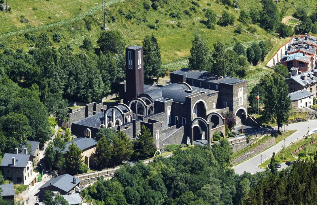 Perspectiva similar del santuari segons el projecte de Bofill (1973): un aire el tenen, només cal fixar-se en el campanar i el claustre.