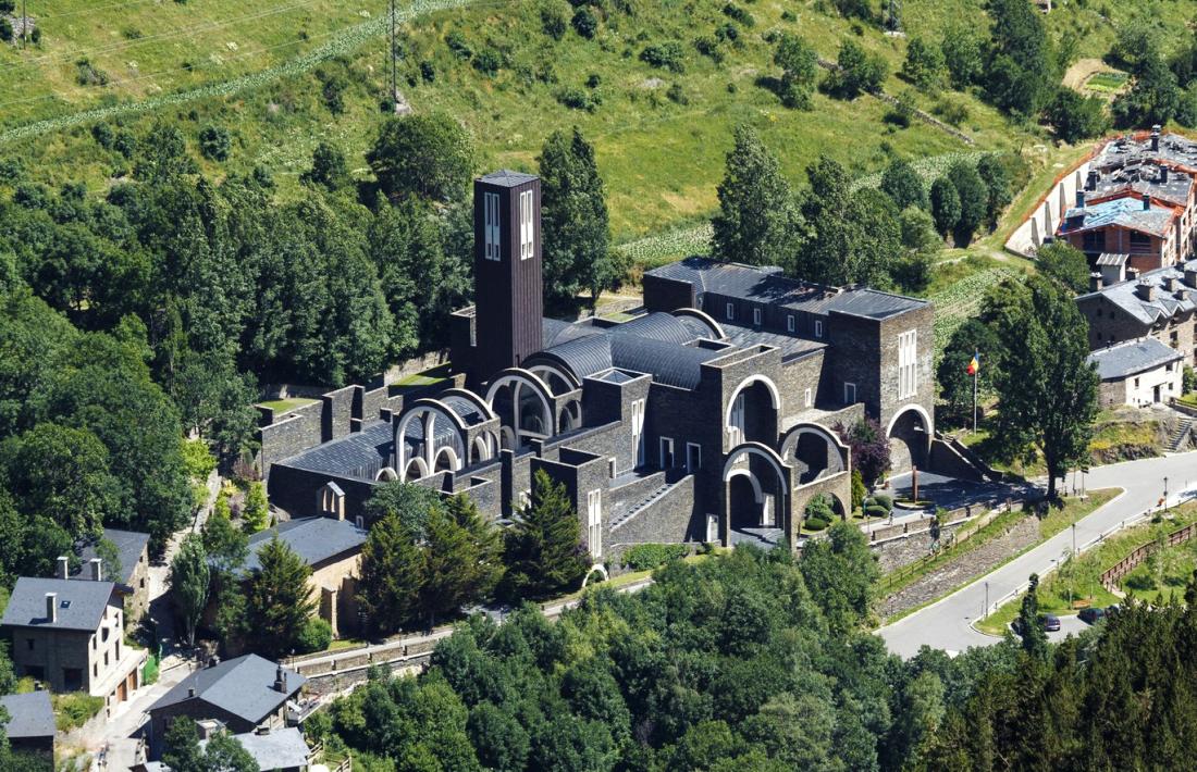 Perspectiva similar del santuari segons el projecte de Bofill (1973): un aire el tenen, només cal fixar-se en el campanar i el claustre.