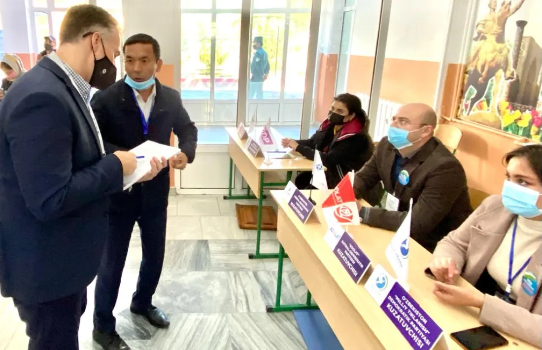 Costa en un dels col·legis electorals de Taixkent.