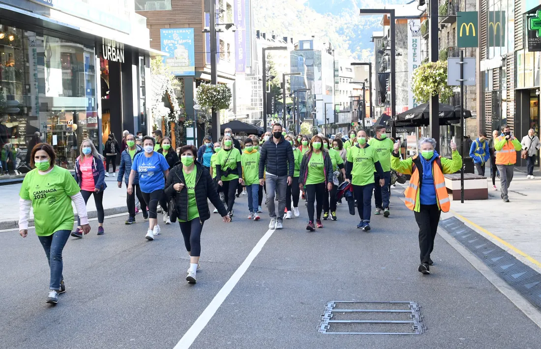 Participants en la Caminada contra el càncer.