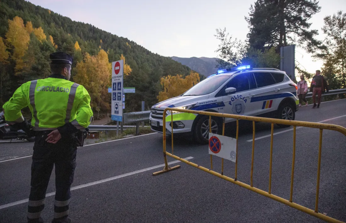 Control a Engolasters establert per la policia per impedir l'accès als voltants del llac.