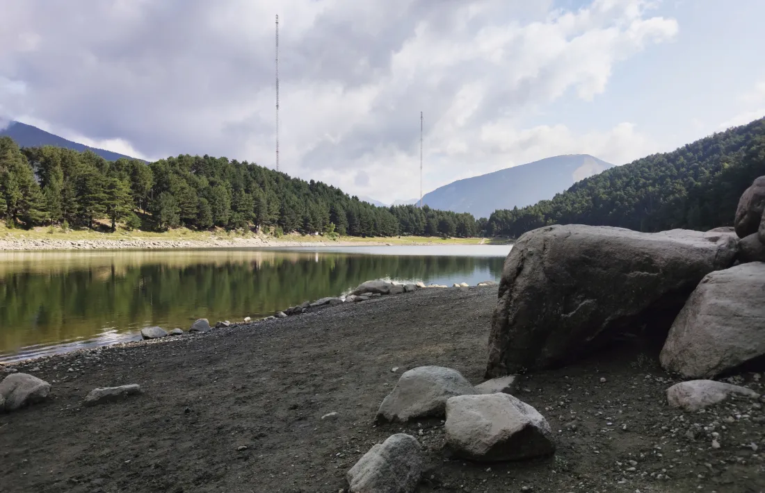 Efectius del grup de rescat subaquàtic (GRS) dels bombers van localitzar el cos del jove a l’interior del llac d’Engolasters (foto d'arxiu).