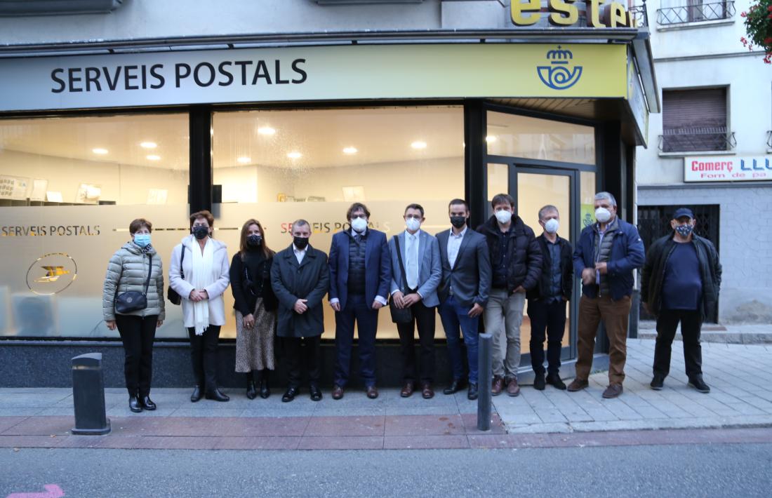 Membres del Comú, de Correus i de la Poste inauguren la nova oficina a la plaça Major.