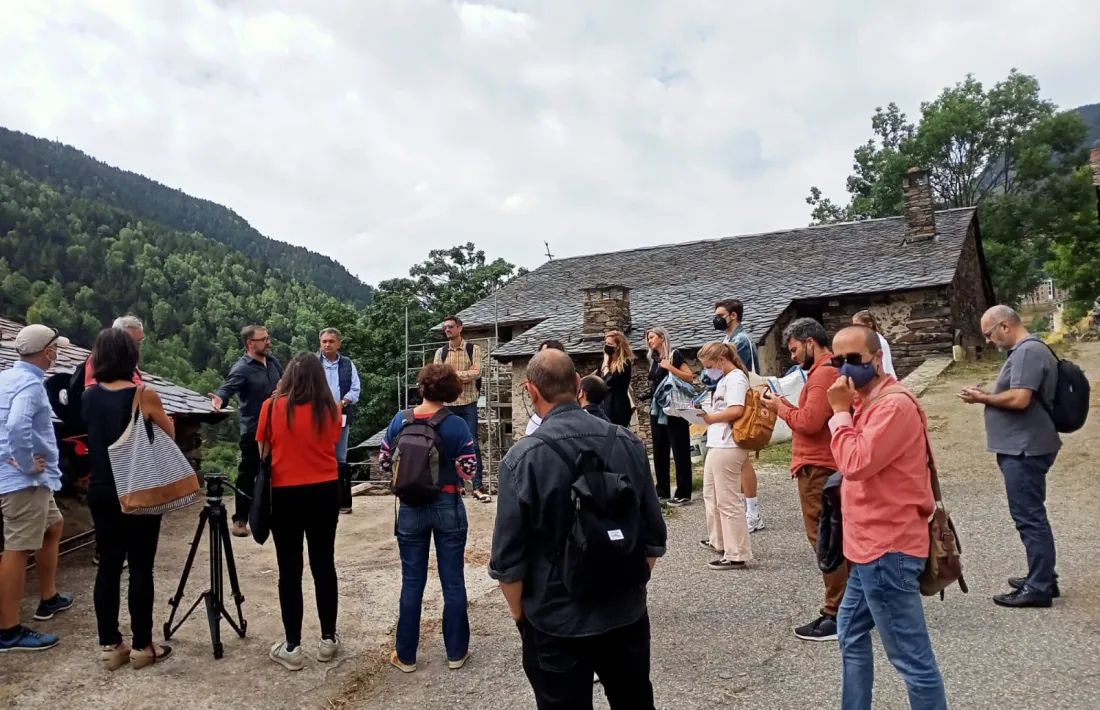 Expedició de periodistes catalans desplaçats al setembre a cal Gastó per a la presentació de ‘Morts, qui us ha mort?’