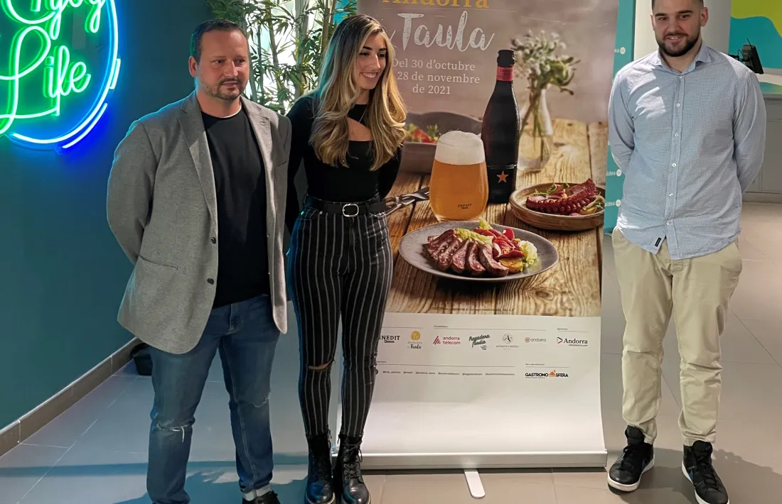 El director de l'UHA, Jordi Pujol, amb la influencer Andrea Regadera i el xef Marc Navarro.