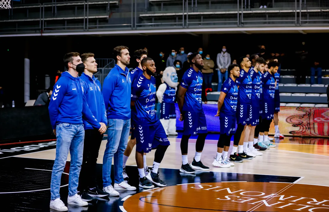 Gal Mekel, el segon per l'esquerre, només arribar i ja està lesionat. Foto: ACB Photo / Martín Imatge