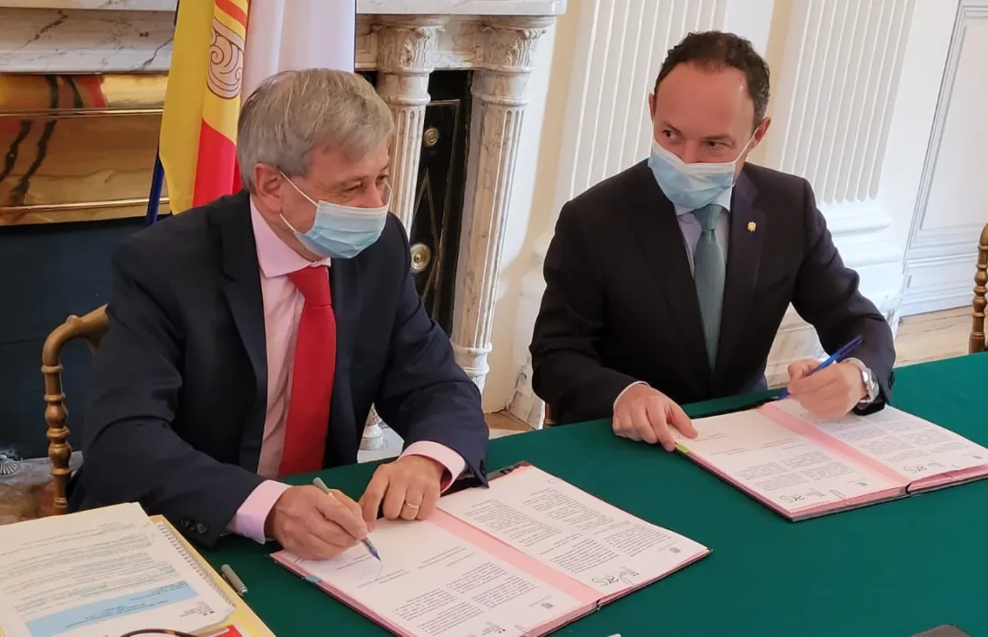 Étienne Guyot i Xavier Espot han signat una carta d’intencions de cara a un futur conveni de col·laboració en matèria sanitària.