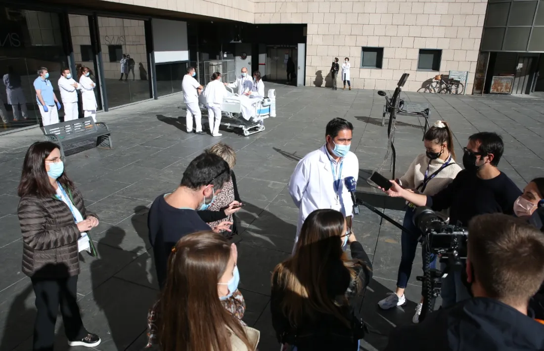 El doctor Mario Alfaro atenent els periodistes aquest matí.