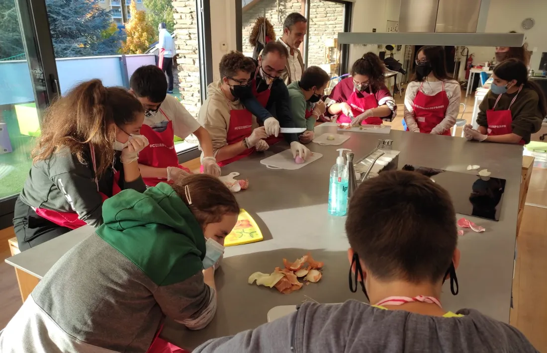 Els joves durant el taller de cuina al Rusc.