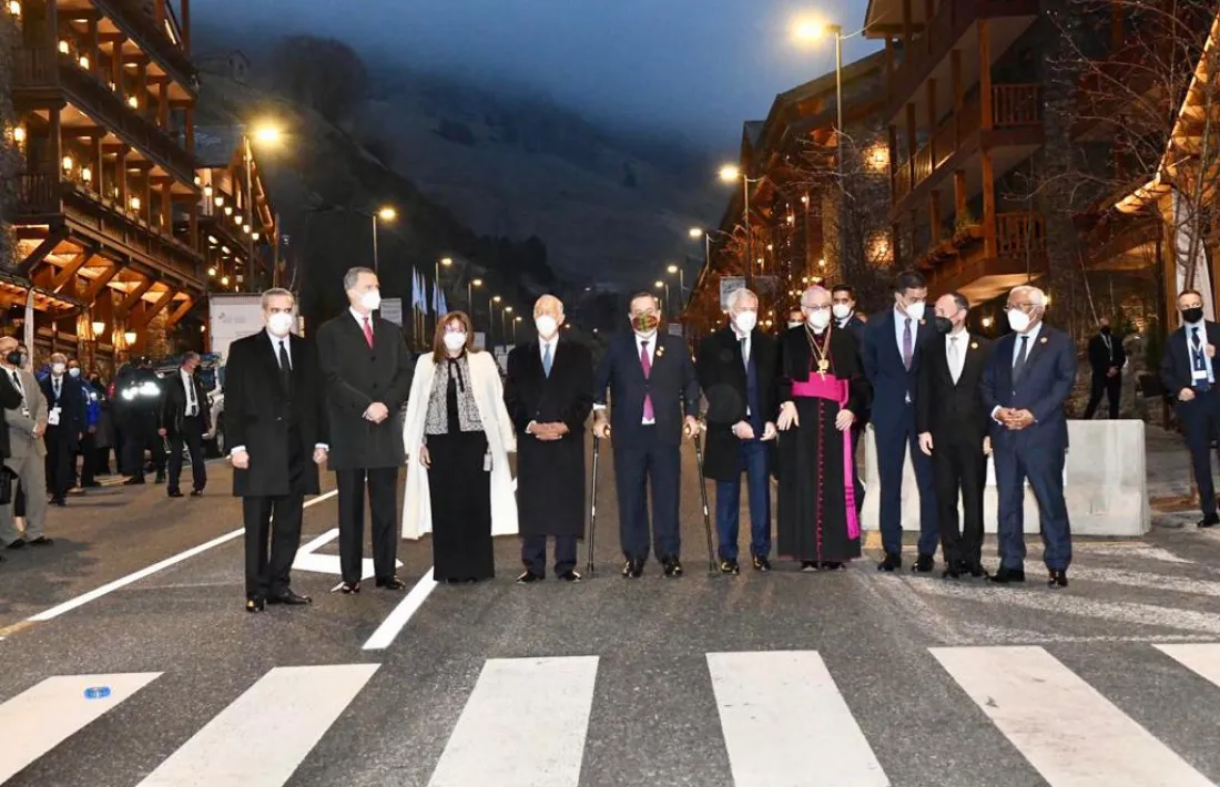 Els mandataris que van participar presencialment en la Cimera a l'arribada a Soldeu.