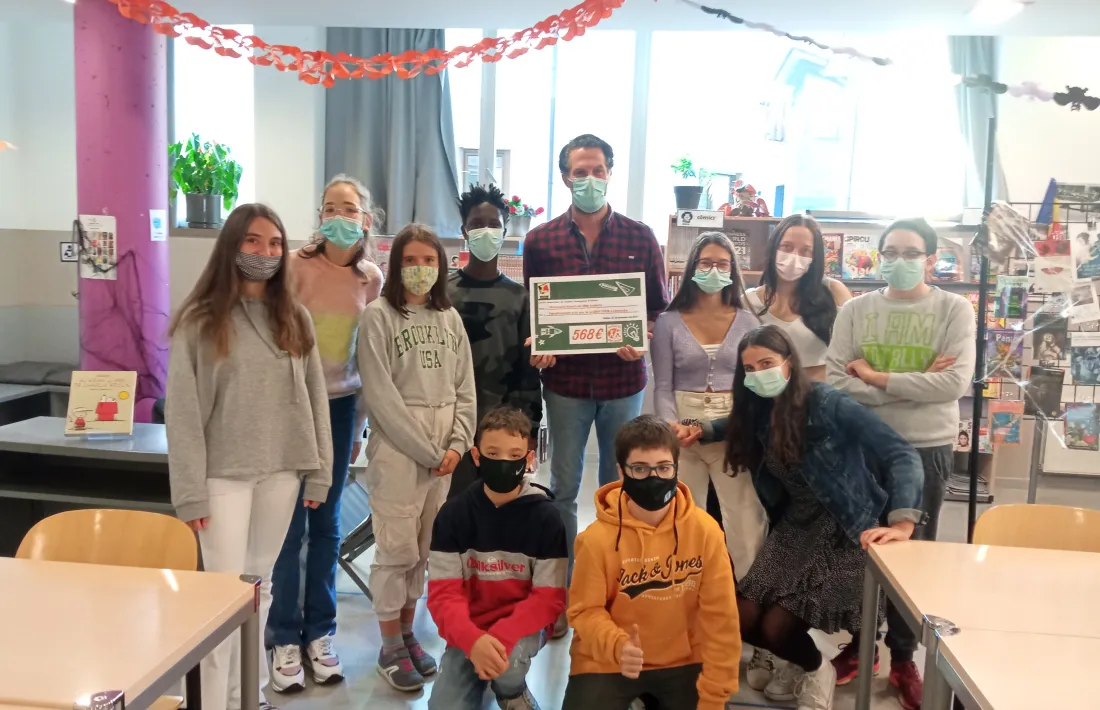 El món del lliurament del xec a Infants del Món.