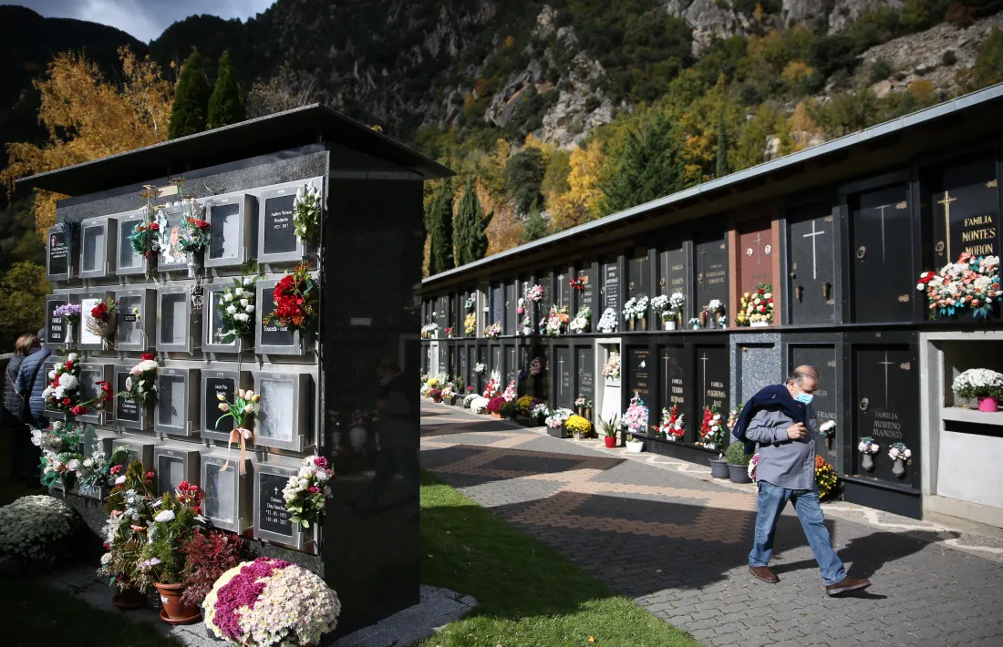 Una persona al cementiri d’Andorra la Vella, aquest dilluns.
