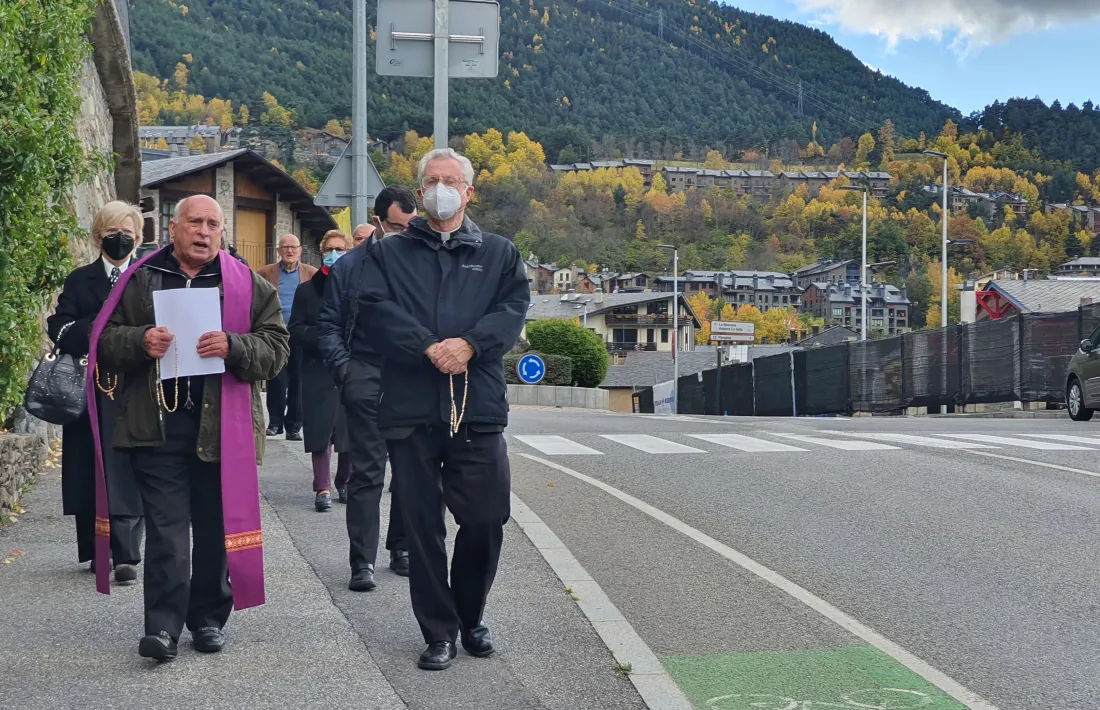 Un moment de la processó des de Sant Corneli i Sant Cebrià fins al cementiri d'Ordino i Sornàs.