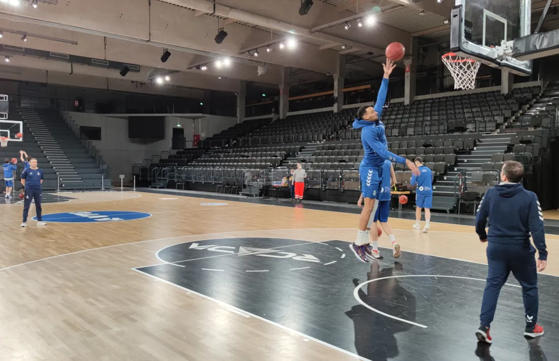 El BC MoraBanc es va entrenar ahir a l’escenari del partit, l’Edel-optics. d’Arena de Wilhelmsburg, un barri d’Hamburg. Foto: BC MoraBanc Andorra