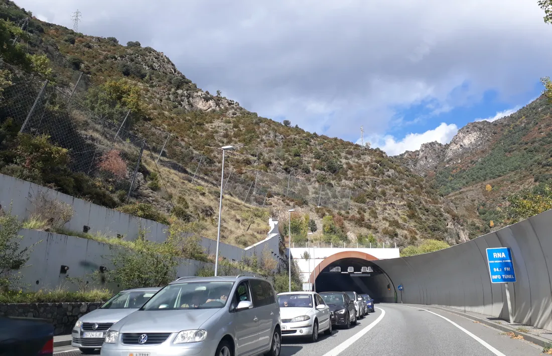 Cues per sortir del país en sentit sud, ahir.