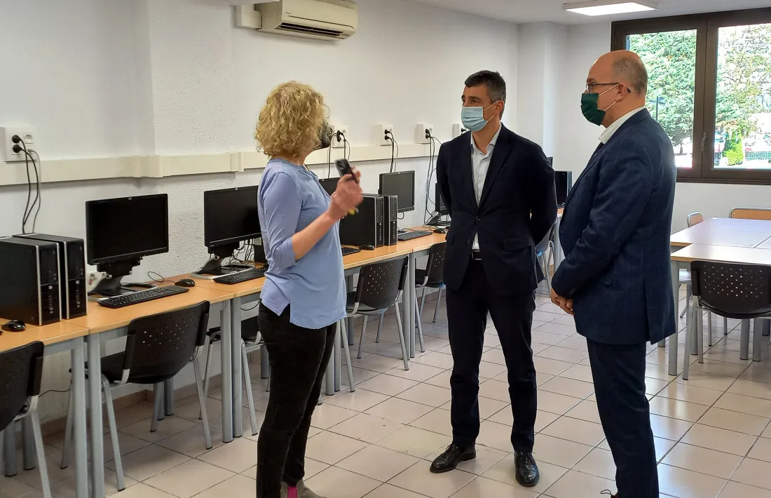 Setze dels ordinadors han servit per equipar una aula d'informàtica.