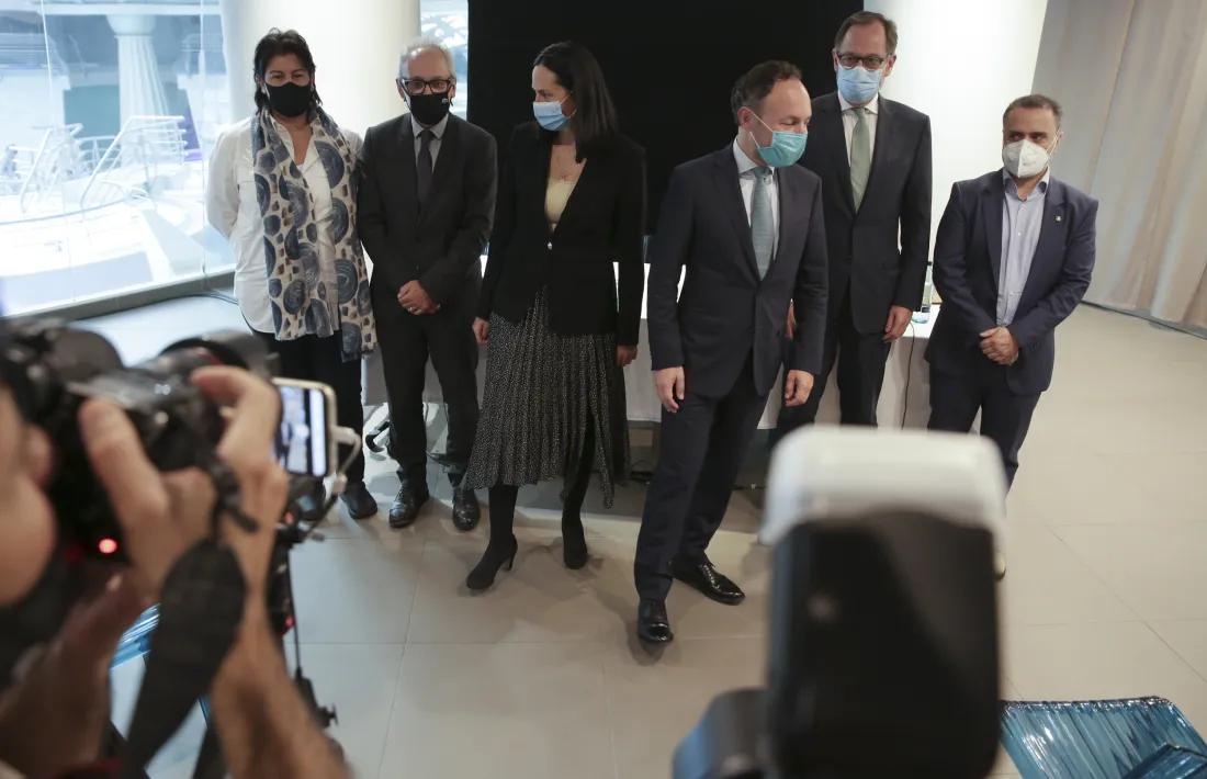 Olga Molné i Eva Sana amb els cònsols de Canillo, el cap de Govern i el director de Crèdit Andorrà el dia que es va anunciar l'acord.