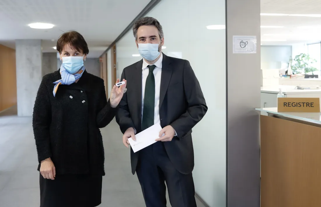 El ministre de Finances, Eric Jover, lliurant a la síndica general, Roser Suñé, el projecte de llei del pressupost per al 2022.