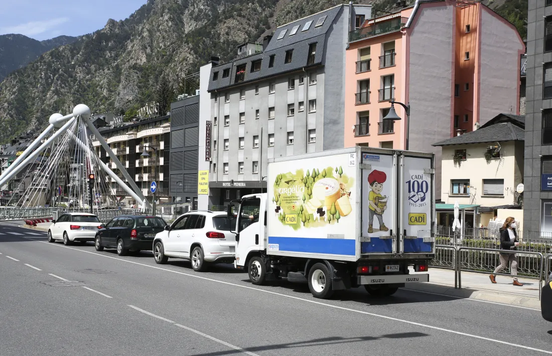 El comerç minorista creu que la recuperació podria arribar després de Setmana Santa, mentre que l’automòbil no ho té gens clar.