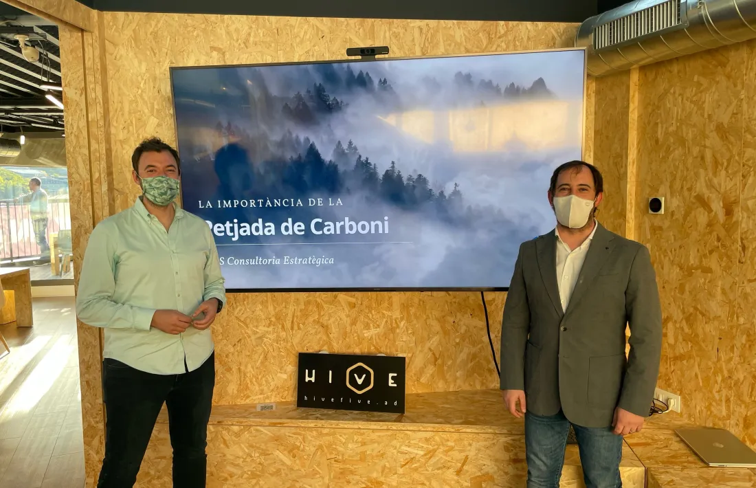 José Gismero i Carles Miquel, poc abans de començar la xerrada sobre la petjada de carboni.