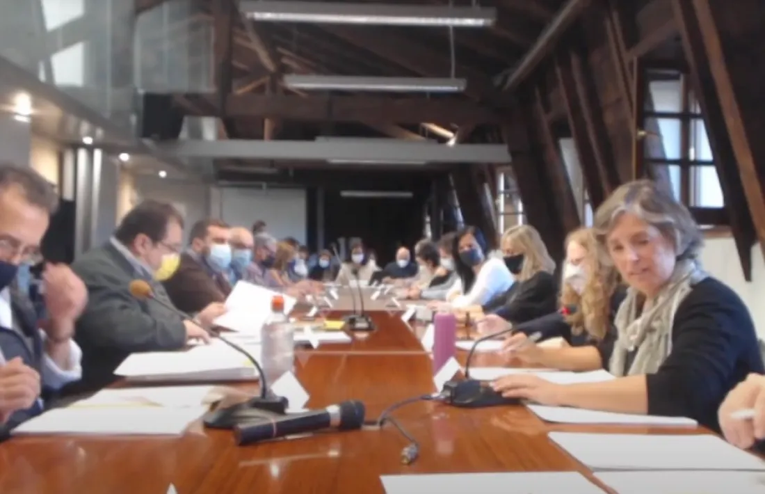 El ple del 14 d’octubre passat, amb la presidenta de la institució, Josefina Lladós, a la dreta de la imatge. 