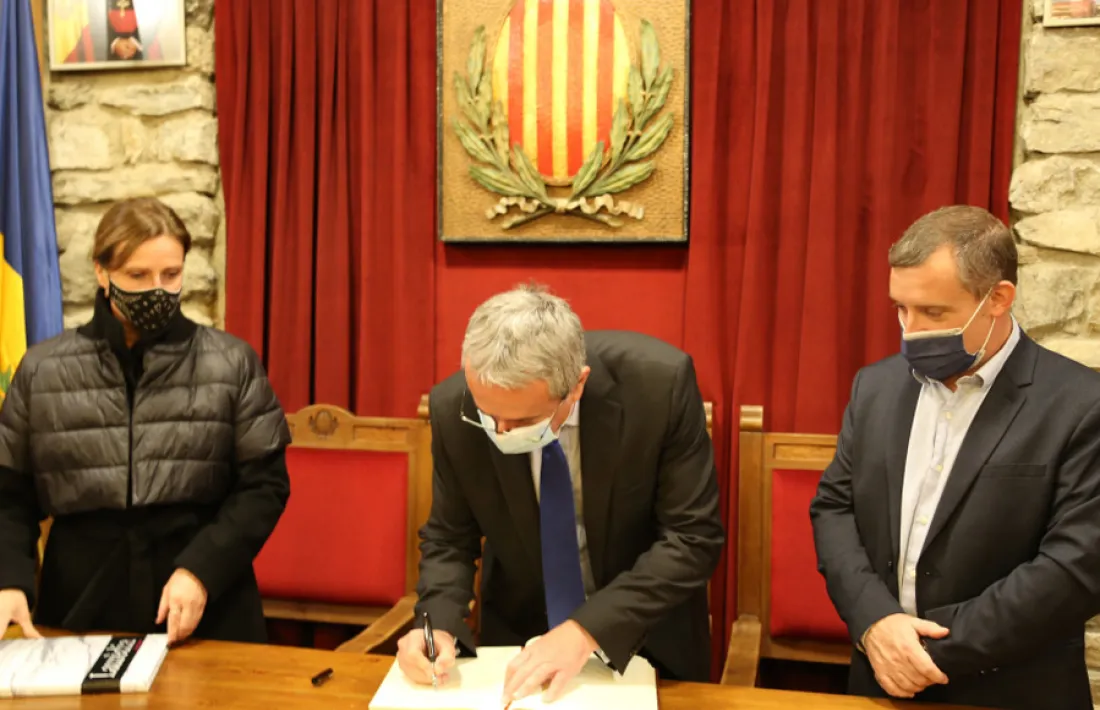 Els cònsols de Sant Julià, Josep Majoral i Mireia Codina, i l'ambaixador d'Eslovènia a Espanya i Andorra, Robert Krmelj.