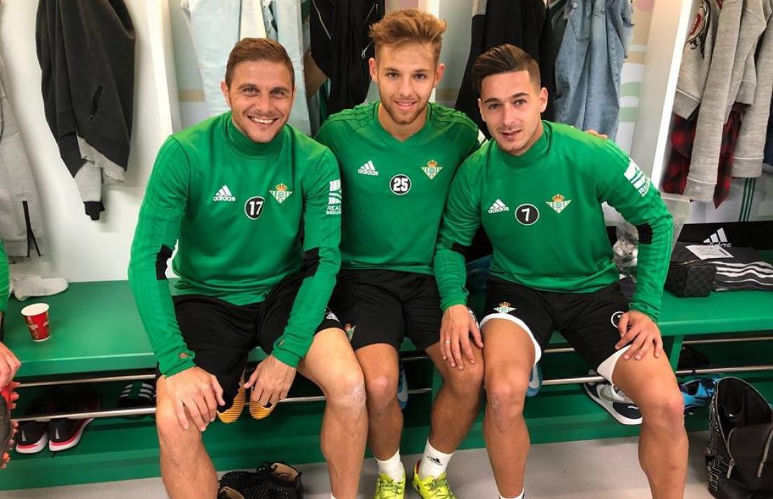 Diego González, amb Joaquín i Sergio León, al Reial Betis. Foto: Reial Betis