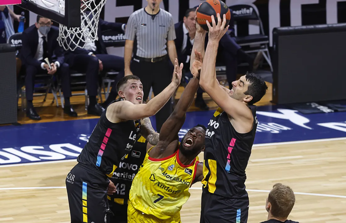 ‘Tunde’ Olumuyiwa va jugar lesionat i va acabar el partit contra Lenovo Tenerife que no podia ni caminar. Foto: ACB Photo / E. Cobos