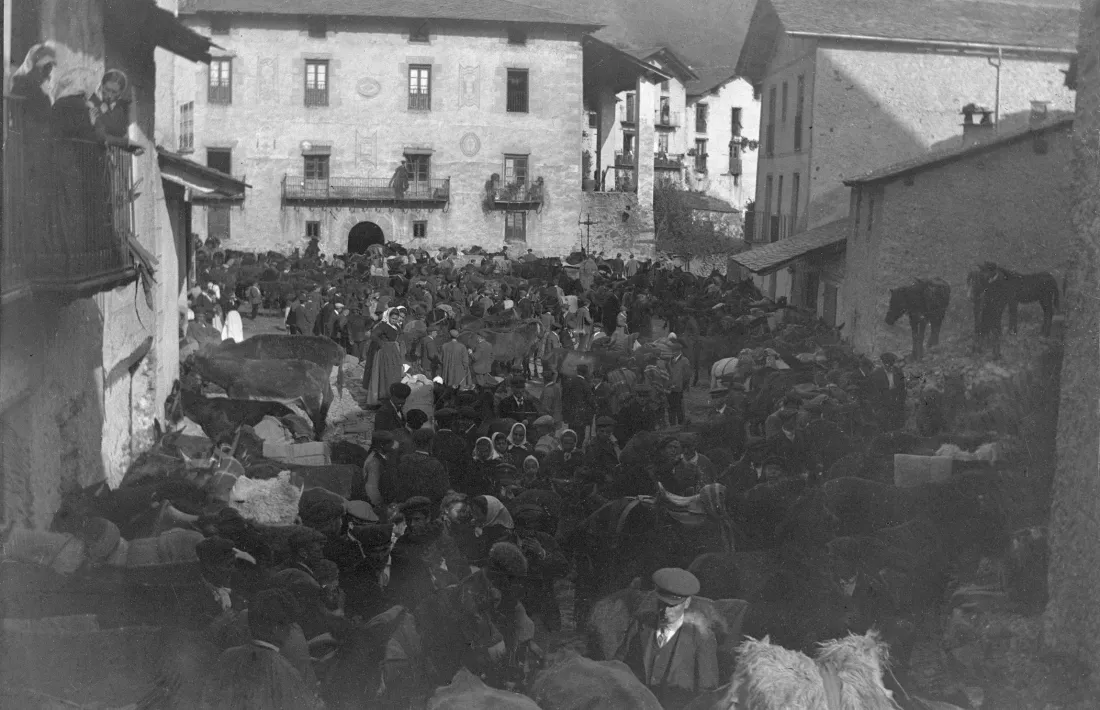 Dia de mercat a la plaça Benlloch, des de ca l'Apotecari. A la dreta, la carnisseria, la presó i l'edifici del Quart.