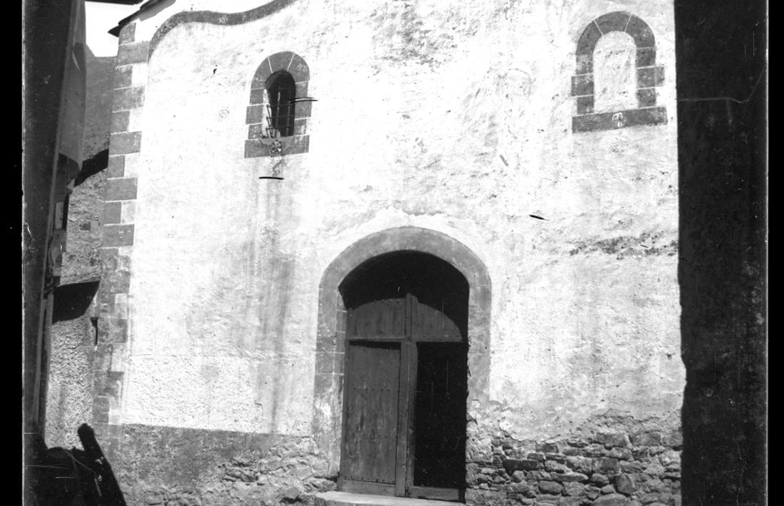 La porta principal, i fins als anys 60 única, de l’arxiprestal de Sant Esteve, a la capital: aquest en va ser l’aspecte fins a la reforma de Puig i Cadafalch, als primers anys 40.