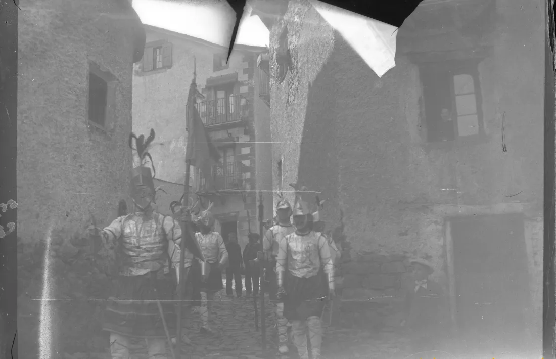 Els armats de la capital, en una de les dues plaques de la sèrie, al primer decenni del segle XX. 