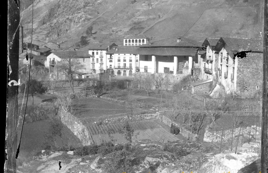 Vista de l’actual plaça Rebés, a l’època un tancat amb horts: al fons la plaça Benlloch, amb Cal Cintet (atenció als porxos i al claustre) i la galeria de la Casa Guillemó, a la dreta.