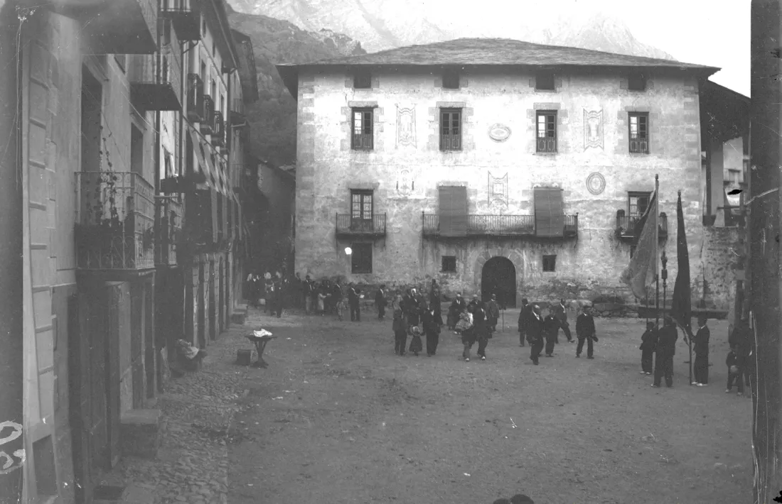 Processó amb pendons a la plaça Benlloch, que només es va dir així a partir ddel 1913. La foto és molt probablement anterior.
