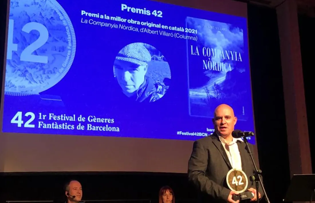 Villaró, amb el trofeu, dissabte a la nit a Fabra i Coats, Espai de creació.