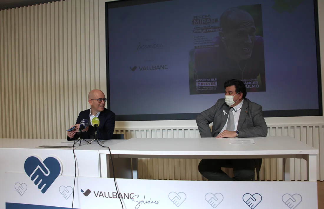 El director general de negoci de Vall Banc, Sergi Martín, amb el president d'Assandca, Josep Saravia, durant la roda de premsa.