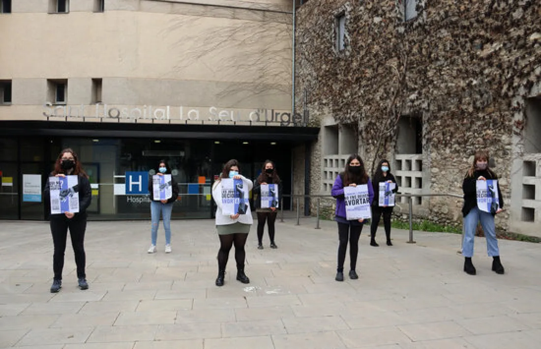 Concentració del col·lectiu Feministes Alt Urgell davant de l'hospital.