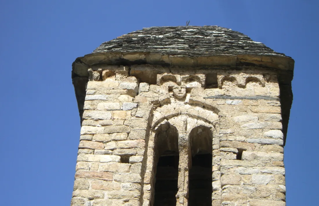 Al campanar de Sant Miquel d'Engolasters també hi ha un cap de pedra.