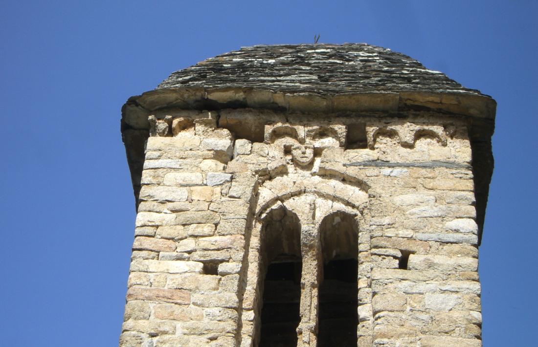 Al campanar de Sant Miquel d'Engolasters també hi ha un cap de pedra.