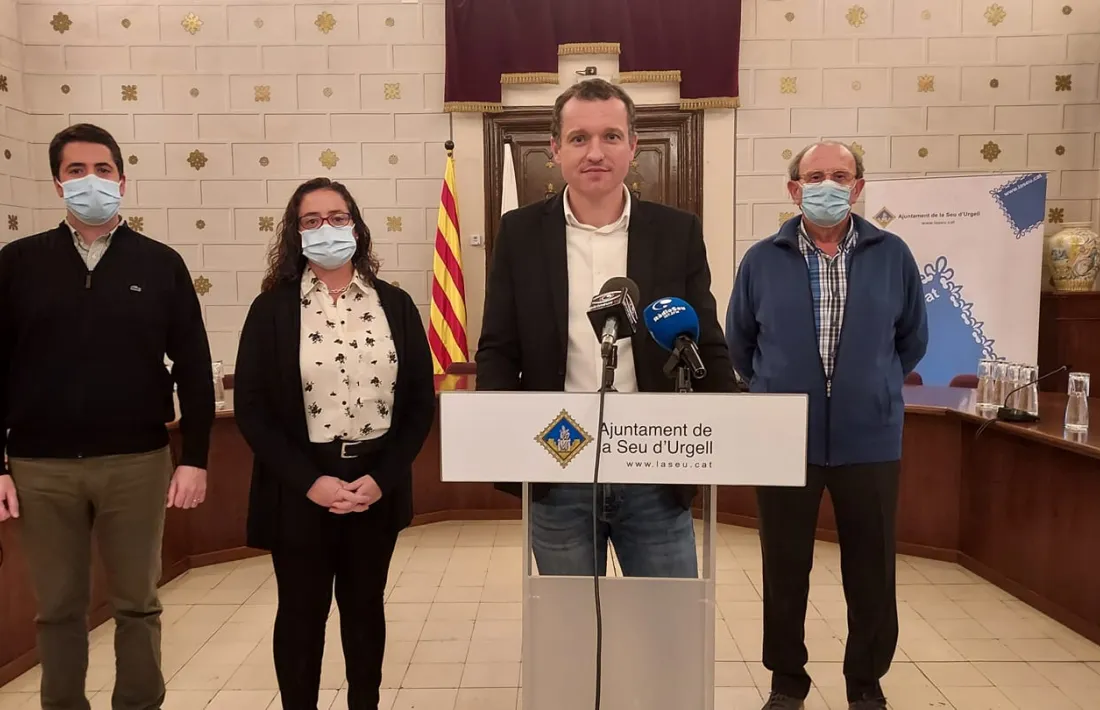 Ordeig, amb part dels companys del grup municipal, en la compareixença prèvia al ple.