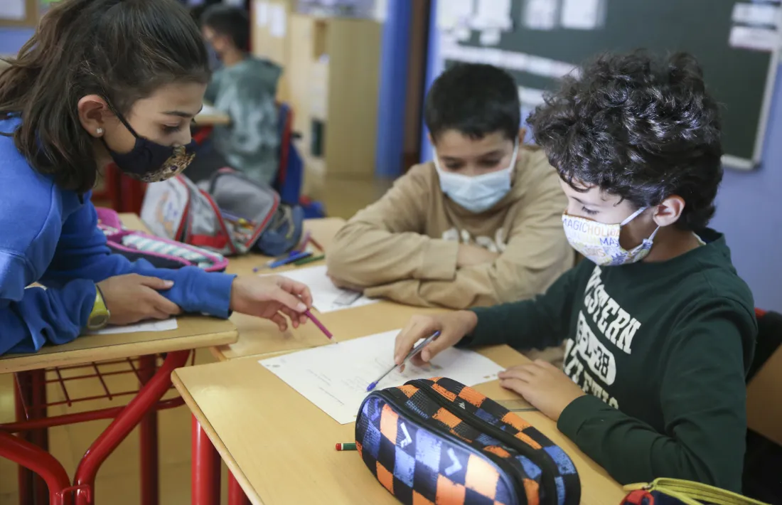Els alumnes de l’escola de primera ensenyança de Sant Julià van tornar ahir amb la mascareta a l’aula.