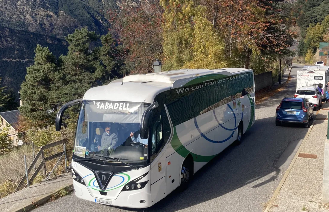 Un autobús fent marxa enrere al carrer del Bosc el cap de setmana passat.