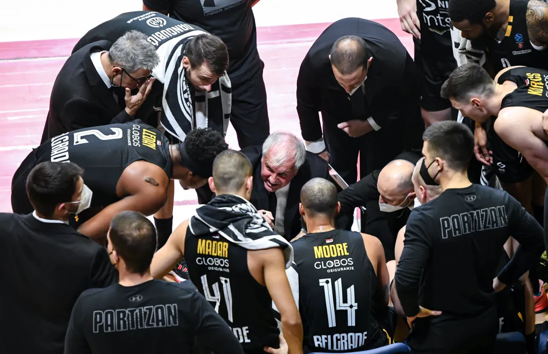 ‘Zeljko’ Obradovic dirigeix un Partizan de Belgrad que encara no ha patit cap derrota aquesta temporada. Foto: Twitter KK Partizan NIS