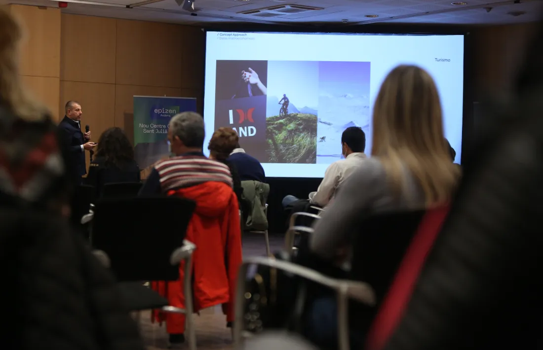 Un moment de la xerrada inicial a les persones interessades, aquest matí.