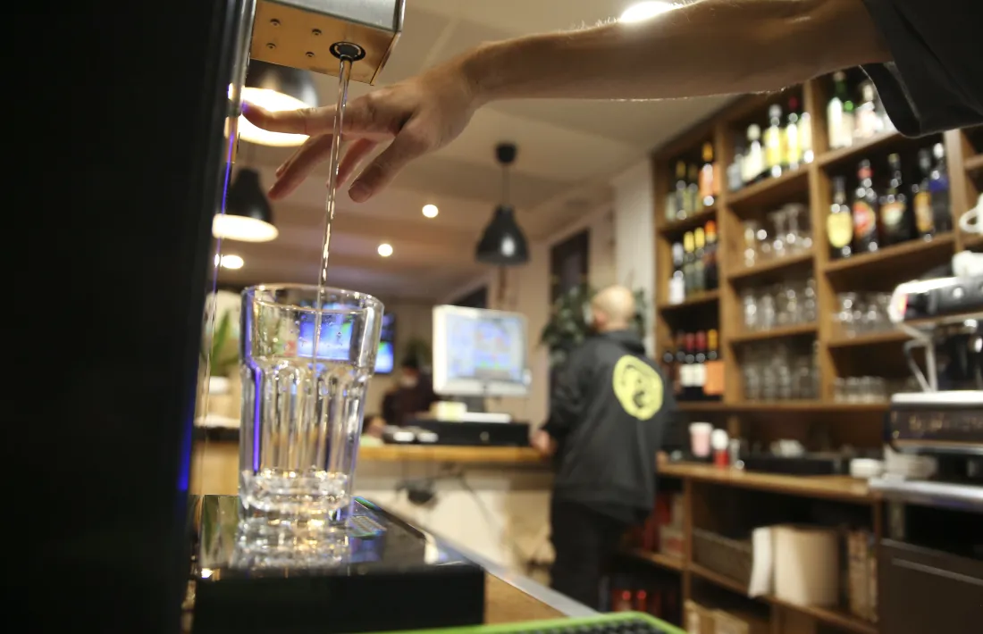 Amb aquesta iniciativa, que França aplica des del 1967, es busca reduir el consum d’envasos.