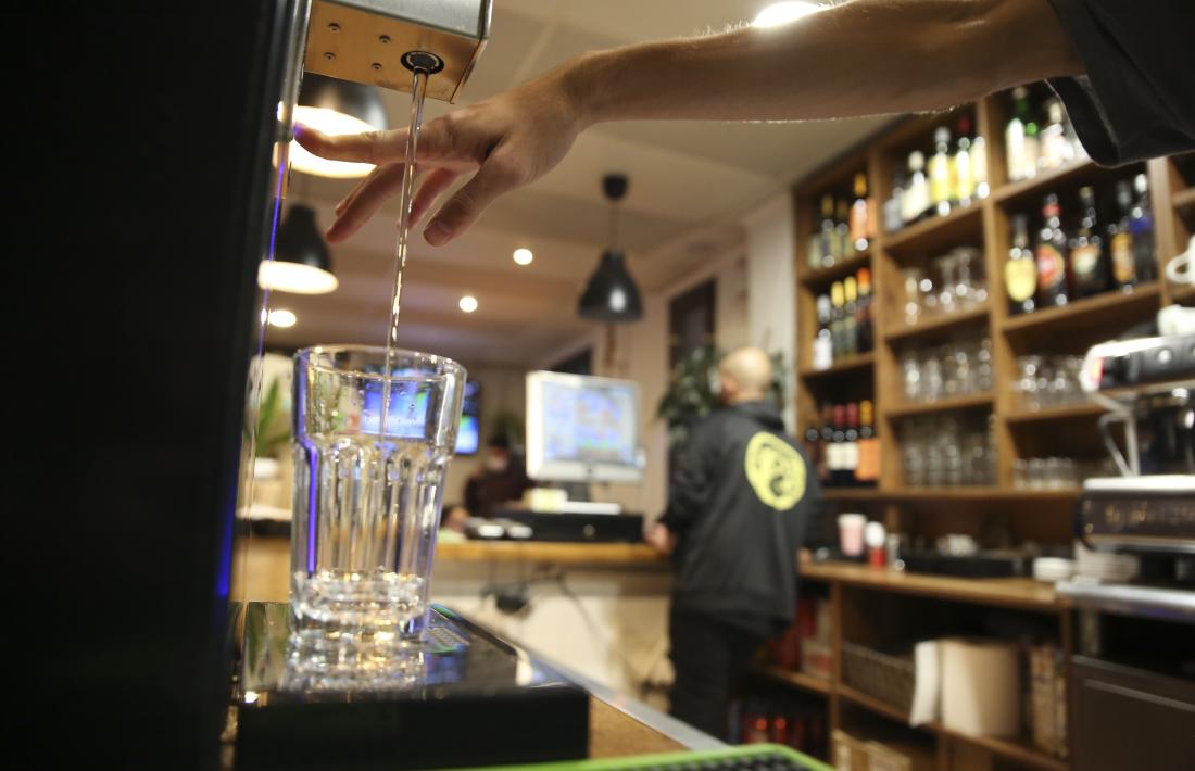 Amb aquesta iniciativa, que França aplica des del 1967, es busca reduir el consum d’envasos.